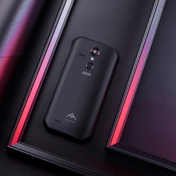 L'AGM A9 è un affidabile compagno di avventure, con quattro altoparlanti JBL e una batteria da 5400 mAh